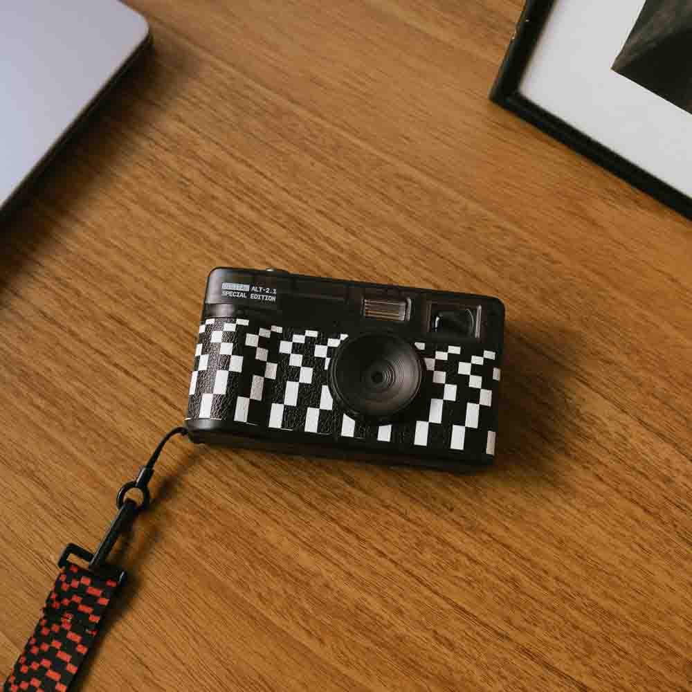 Câmera ALT 2.1 Special Edition, estampa quadriculada preto e branco