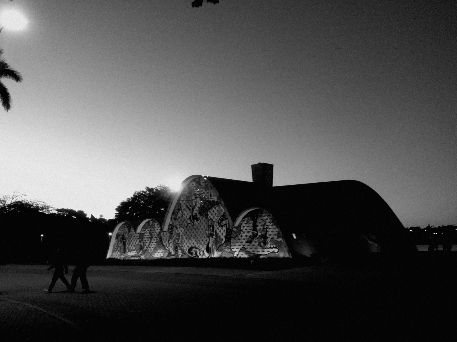Foto noturna do Museu de Arte da Pampulha, feita por @jescanimo com o filtro F8 da ALT Special Edition