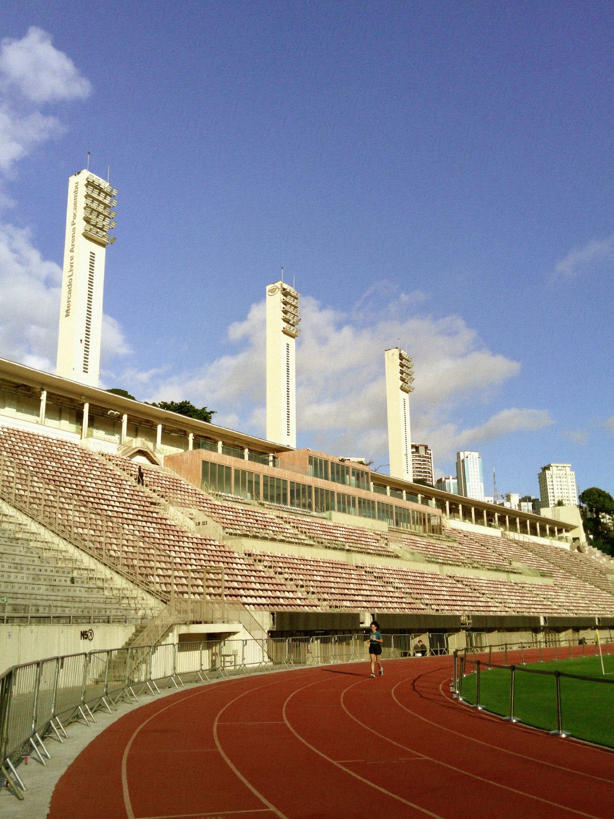 Arquibancada e torres de iluminação de estádio, feita por Manuela Paiva com o filtro F6 da ALT 2