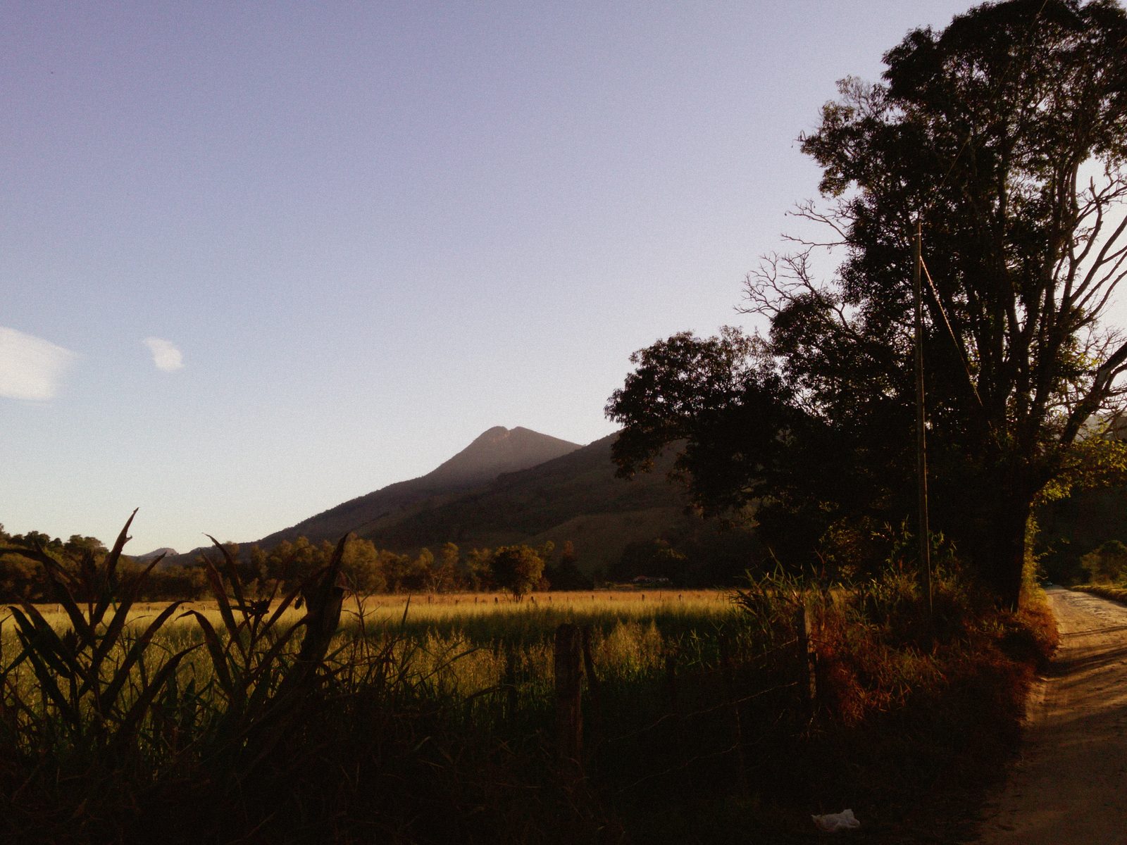 Paisagem de montanha ao entardecer, feita por Priscila Carvalho com o filtro F2 da ALT 2