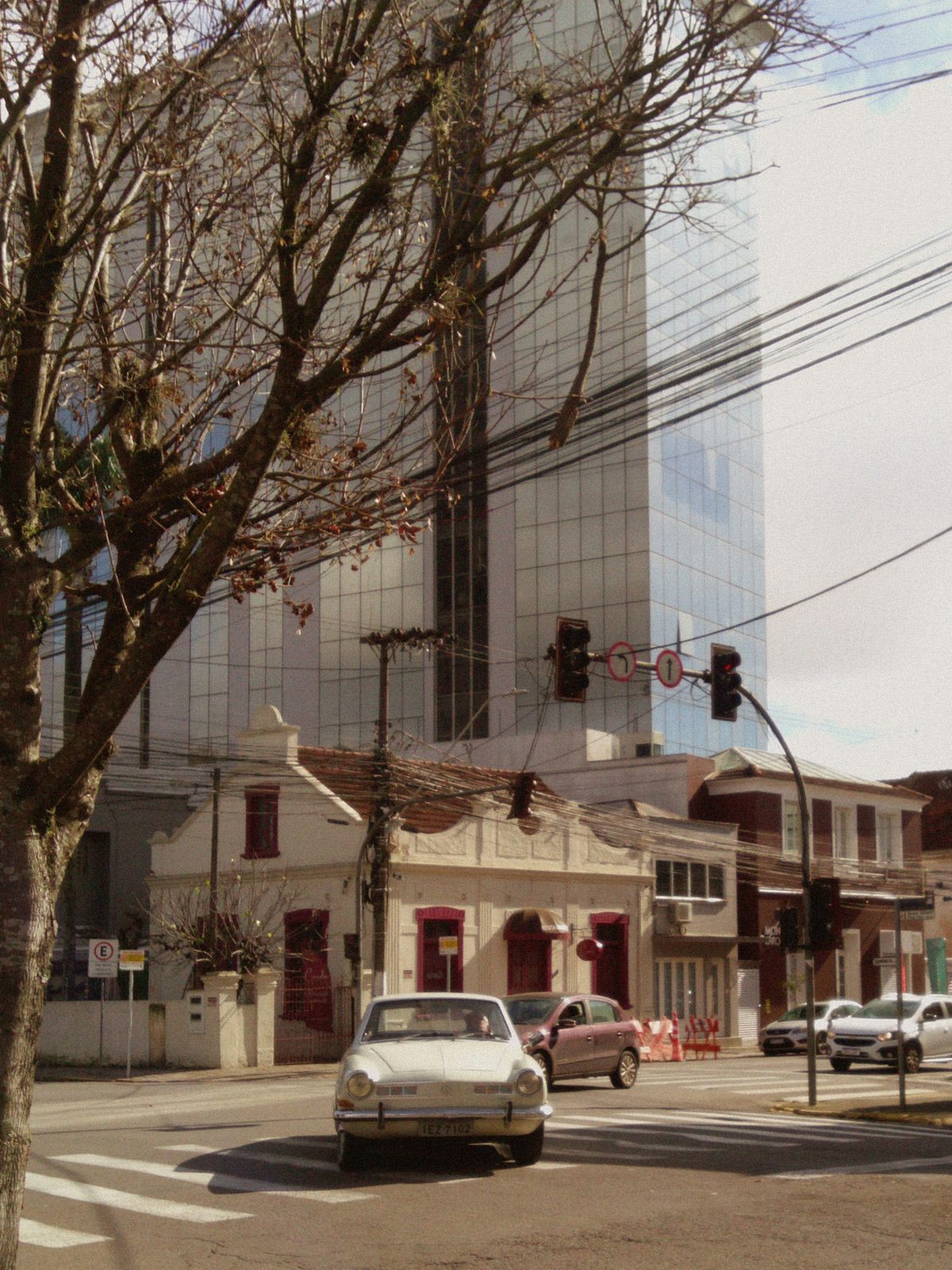 Esquina urbana com prédio espelhado e carros, feita por @instelaa com o filtro F3 da ALT 2 Special Edition