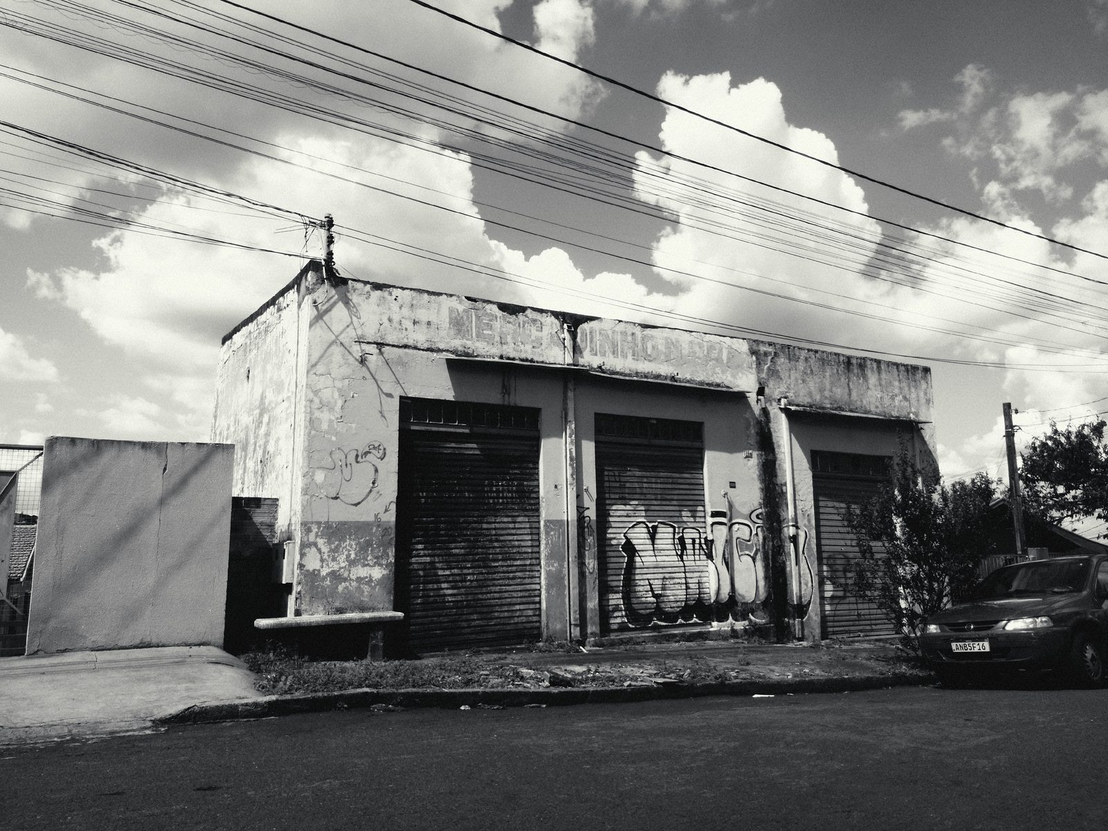 Fachada de prédio abandonado com grafite, feita por @olhardadahlia com o filtro F2 da ALT Special Edition