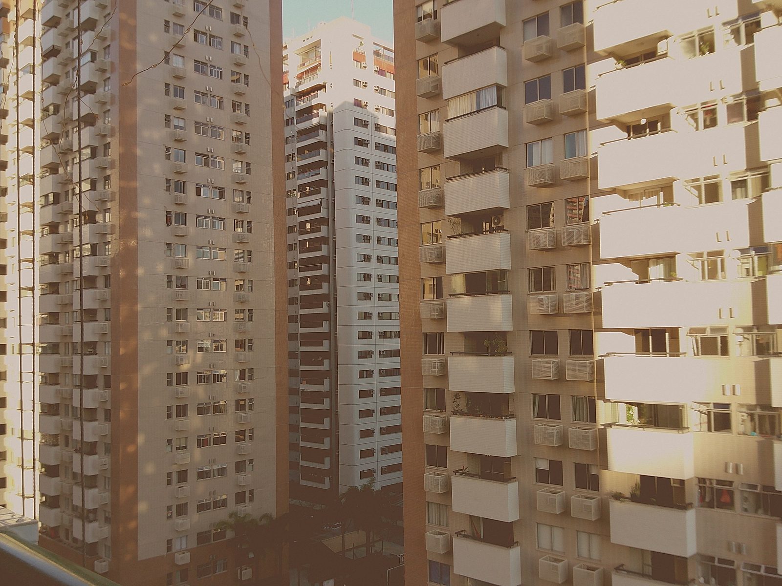 Vista entre prédios altos ao entardecer, feita por @mechamopatrick com o filtro F3 da ALT 1