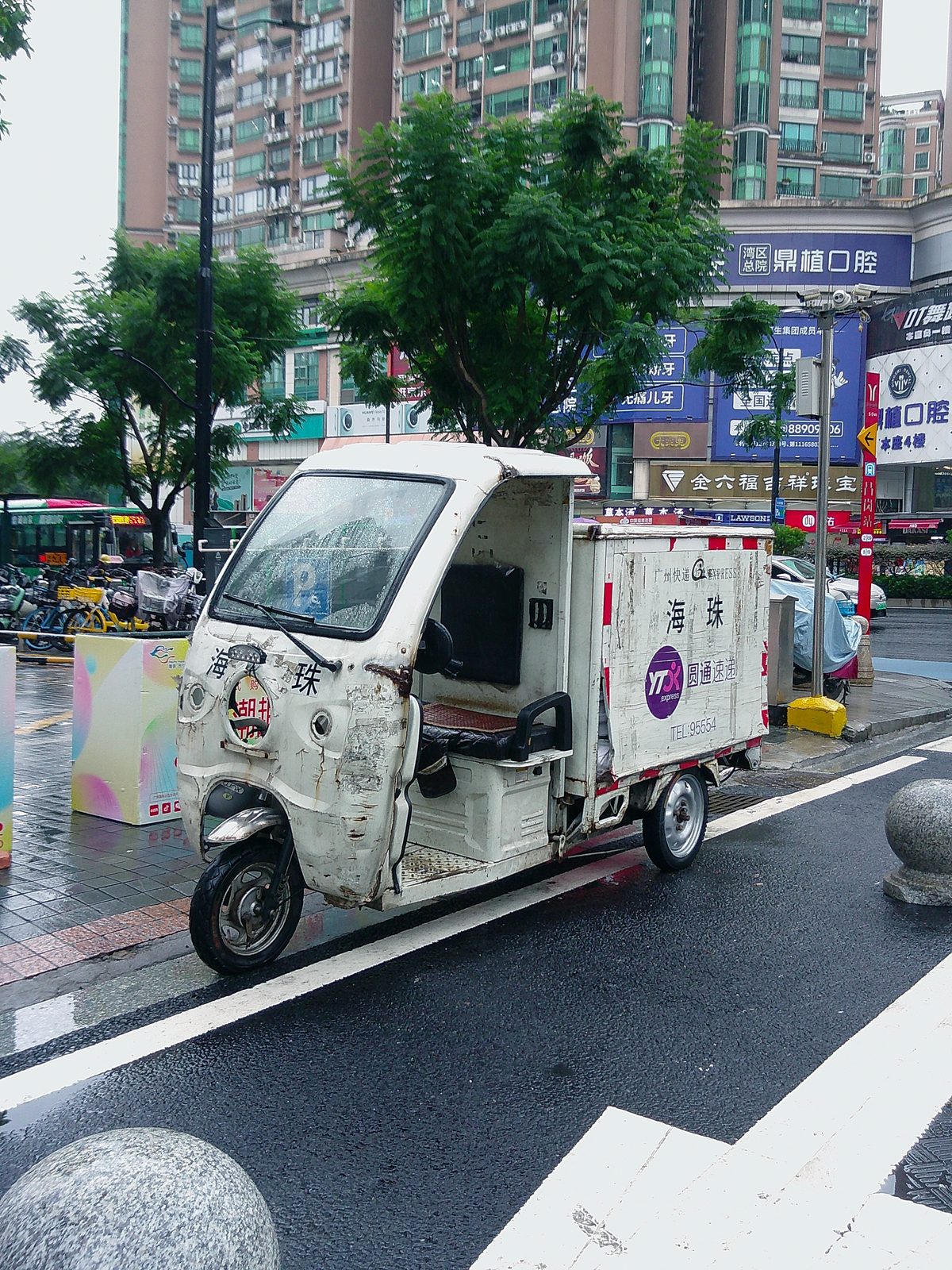Triciclo de entregas branco desgastado na chuva, feita por @athosouza com a ALT 1